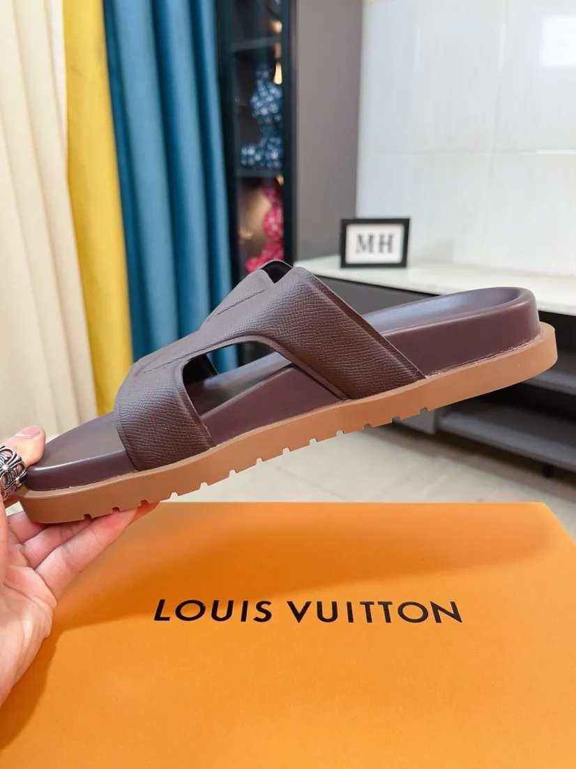 Men's shoes💰300🌹🌹【LV】Multi-color new men's slippers, original top quality version, original special cowhide cross pattern➕sheepskin inside and side, non-slip combined sole, more stable walking, more comfortable and lightweight, high-end and generous, size: 38~44